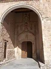 Puerta de Santiago, de estilo gótico (siglo XVI)