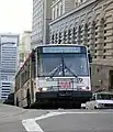 MUNI bus ascendiendo la colina