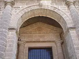 Puerta principal de la iglesia