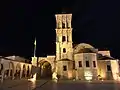 Iglesia de San Lázaro de noche desde la plaza.