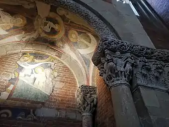 La capilla apoyada en el interior de la Porta Speciosa, pintada al fresco en el siglo XII con la Dormitio Virginis.