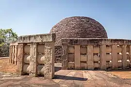 Estupa nº.2 de Sanchi, la stupa más antigua conocida con importantes exhibiciones de relieves decorativos, c. 125 a.C.