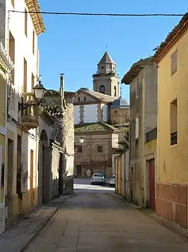 Calle Alvarado, con Iglesia parroquial de San Francisco de Asís al fondo