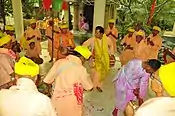 Un grupo típico de Meitei Holi baila en el Templo Govindagee en el segundo día de Yaosang.