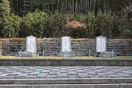 Tumbas populares antiguas dentro del parque.