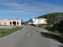 El edificio blanco es la iglesia parroquial.