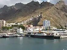 Atracado en el Muelle Norte de Santa Cruz de Tenerife