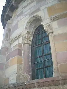 Ventana del ábside, ligeramente apuntada.