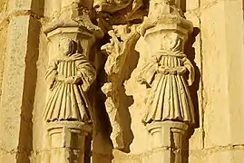 Ornamentación de imágenes de monjes en las columnas de la portada oeste de la iglesia.