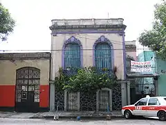 Las casas en Santa María la Ribera combinan un viejo abolengo con el gusto popular en su restauración (aquí caracterizado por el colorido de las fachadas).