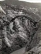 Detalle de la armazón metálica del puente de Santa Cruz de Moya sobre el río Turia (ca.1959).