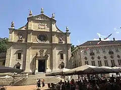 La fachada de  los Santos Pedro y Esteban en Bellinzona muestra una sección baja renacentista con una alta barroca.