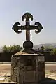 Cruz de piedra en la plaza de la iglesia