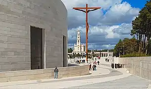 La Basílica de la Santísima Trinidad, la Cruz Alta y la Basílica del Rosario al fondo