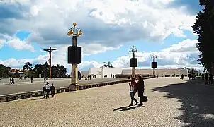 Peregrinos en la gran explanada de oración del Santuario de Fátima