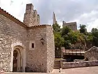 Vista del Santuario con el castillo al fondo