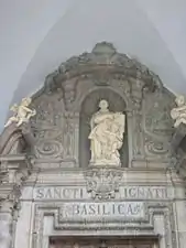 Estatua de San Ignacio sobre la puerta principal.