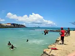 Niños zambuléndose desde el muelle