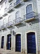 Fachada con azulejos.