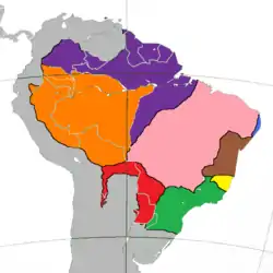 alt=Distribución de las especies del género Sapajus
* Violeta: Sapajus apella
* Rojo: Sapajus cay
* Azul: Sapajus flavius
* Rosa: Sapajus libidinosus
* Naranja: Sapajus macrocephalus
* Verde: Sapajus nigritus
* Amarillo: Sapajus robustus
* Marrón: Sapajus xanthosternos