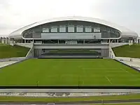 Terreno de juego en el exterior del estadio.