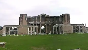 El edificio del antiguo gymnasium erigido a partir de las ruinas de la sinagoga