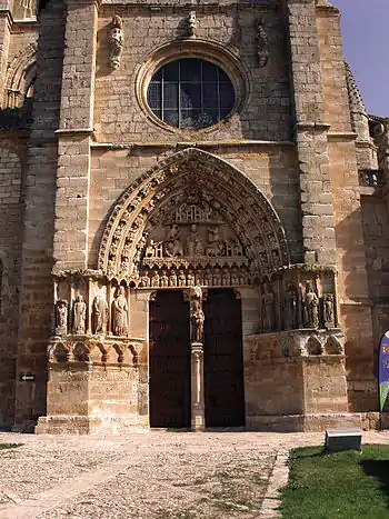 Pórtico de Santa María la Real, Sasamón (Burgos). El parteluz incluye una figura de la Virgen con el niño.