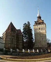 Vista de la iglesia con la verja