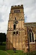 Toscos arcos mitrados en la torre de la iglesia de Earls Barton