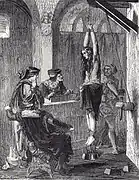 Grabado mostrando una mujer tomada por los brazos, con pesos atados a los tobillos; tres jueces están delante de ella y la interrogan.