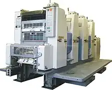 Imprentas ordenadas en serie, configuración usual para cuatricromía.