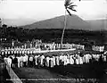 Samoanos, estadounidenses y británicos celebran una ceremonia mientras erigen un monumento en la península de Mulinuu, 1902.