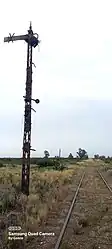 Señal ferroviaria en abandono en la entrada del pueblo abandonado.