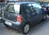 SEAT Arosa serie 2 con el fondo de faros rosados.