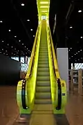 Escalera mecánica en el interior de la biblioteca.