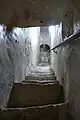 Escaleras de bajada a la cripta
