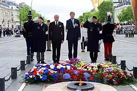 8 de Mayo de 2015: Laurent Fabius, Ministro de Relaciones Exteriores de Francia, con John Kerry, Secretario de Estado de los Estados Unidos, bajo el Arco de Triunfo