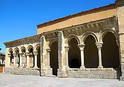 Galería porticada de la Iglesia de San Lorenzo de Segovia, del siglo XII, donde se muestran columnas geminadas, compartiendo un capitel y una basa.