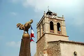 Commune de Sermentizon : Campana y monumento a los muertos (Puy-de-Dôme, Francia).