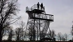 Torre de observación en el yacimiento arqueológico de Serpent Mound, Ohio.