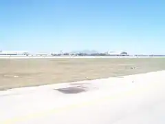 Vista de Sierra de Maranguape de la pista del aeropuerto