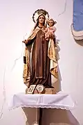 Detalle de la imagen de Virgen del Carmen en la iglesia parroquial de Sesga (Ademuz), sobre peana (2017).