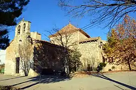 Vista fronto-lateral derecha de la iglesia parroquial de Sesga (Ademuz), 2015.