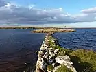 Calzada a Eilean Dhomhnaill en Loch Olabhat.