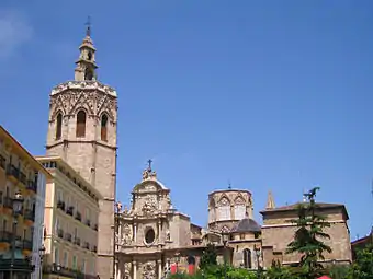 Vista desde la Plaza de la Reina, con la torre y la fachada barroca de la Puerta de los Hierros.