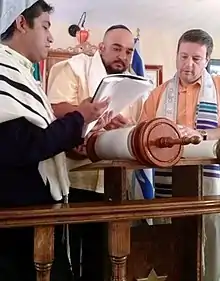 Lectura de la Torá durante el shabat en la Sinagoga Brit Brajá.