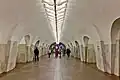 Estación de metro Shábolovskaya  - Hall central con vidriera al fondo.