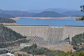 El lago Shasta y la Represa Shasta.