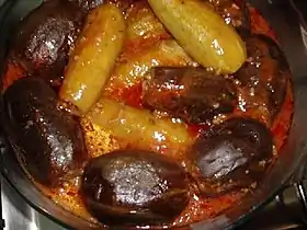 Sheij al-mahshi de calabacines y berenjenas en salsa de tomate