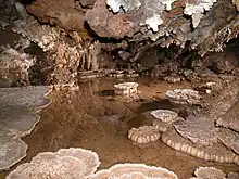 Repisas de piedra formadas en un lago.